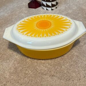 Pyrex 2.5 quart Yellow Daisy Casserole Dish with lid